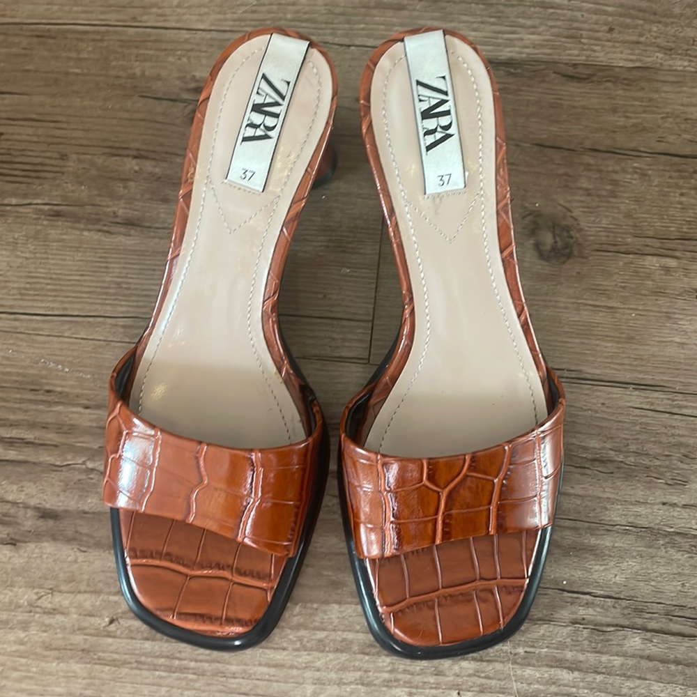 Worn once for pictures. Size 6.5